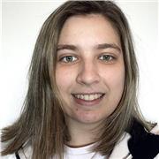 Profesora de ciencias imparte clases a niños de todas las edades